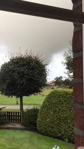 All zu werden die ostfriesen wohl kaum erleben müssen dass vor ihnen direkt ein tornado wirbelt und ihr haus/leben bedroht. 3xr1phm Hret6m