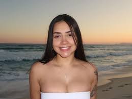 Tainá Costa posa de biquíni branco sem alça e provoca clima quente ao  exibir seu corpaço