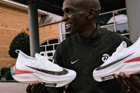 But what has been a little controversial are his shoes: Eliud Kipchoge Shoes London Marathon 2020