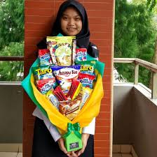 Perjuangan menempuh kuliah dengan berbagai tantangan dan rintangan berhasil dilalui, maka wisuda patut diapresiasi dengan ucapan selamat dan pemberian hadiah. 40 Trend Terbaru Kata Kata Lucu Di Selempang Wisuda Little Prettythings