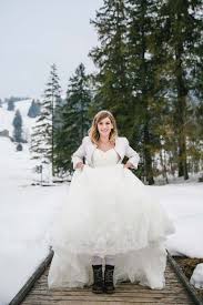 Brautkleider und hochzeitskleider in berlin & hamburg. Lorena Stefan Marchenhafte Open Air Winterhochzeit In Der Schweiz Hochzeitswahn Sei Inspiriert Blumenmadchen Kleid Winterhochzeit Hochzeit