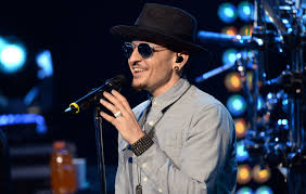 In the end (remix) (rip chester bennington) (originally by linkin park) i find it hard for me to follow my dreams 'cause i get caught up in the drama 'till it's harder to breathe. Watch Linkin Park And Their Fans Pay Tribute To Chester Bennington By Singing In The End