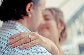 Anello regalato al partner nel momento in cui si decide di sposarsi. Cosa Regalare Per Un Anniversario Dal Proprio A Quello Di Parenti E Amici Leccenews24