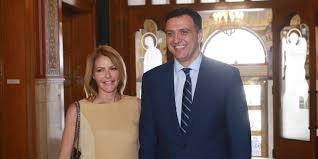 Με τα χαμόγελα της ευτυχίας ζωγραφισμένα στα πρόσωπά τους, η τζένη μπαλατσινού και ο βασίλης κικίλιας έφυγαν το μεσημέρι της τρίτης από το μαιευτήριο με O Kikilias Proetoimazetai Gia Ton Eggamo Bio Ti Ekane Mia Mera Prin Apo Ton Gamo Me Thn Mpalatsinoy Eikones Ellada Iefimerida Gr