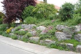 Hangbefestigung Mit Muschelkalk Steinmauer Garten Garten Garten Ideen