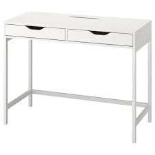 Ist der eckschreibtisch 70 cm breit auf einer seite und dient vorwiegend dem stauraum, ist die tischplatte hier oft ein wenig niedriger als die der seite, die der schreibarbeit als möbel ist der 140×70 schreibtisch ein recht funktionaler geselle, der sich vielseitig einsetzen und gestalten lässt. Eckschreibtische Pc Tische Ikea Deutschland