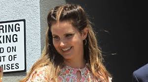 14.11.2012 · lana del rey unveils new fringe and retro hairstyle as she steps out with boyfriend in london by daily mail reporter published: Lana Del Rey Debuts A Wearable Take On Flower Child Hair Vogue