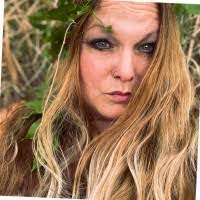 Iris Reich's Instagram, Twitter & Facebook