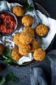 Rote Linsenballchen Mit Ajvar Dip Vegetarische Snacks Rezepte Fingerfood Vegetarisch