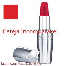 Achei esse tom lindo na revista, um cereja puxado para o vinho escuro, porém nos meus lábios o tom não ficou tão escuro como na bala do batom, o resultado foi um cereja mais claro com um toque carmim. Avon Legend Pro Batom Matte Legend Cereja Incomparavel 3 6g