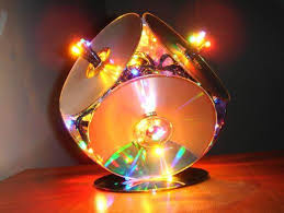 Each child can decorate individual cds and then you can string them together for a beautiful piece of art to display in your yard or yes! Diy Globes And Lamp Projects With Old Cds Diy Old Things