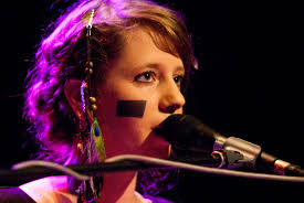 Pohansky pomalovaná dcera misionářů Anna Aaron debutovala písněmi o lásce a  víře