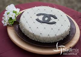 Das bedeutet für sie die perfekte verbindung von design und stauraum. Ein Traum In Schwarz Und Weiss Diese Chanel Torte Habe Ich Am 27ten Zum Geburtstag Meines Sohnes Angefertigt Biskuit Chanel Kuchen Chanel Torte Kuchen Ideen