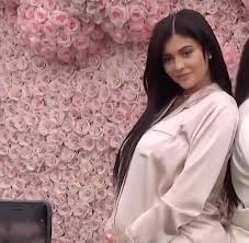Kylie jenner uma empresária e socialite de 21 anos que tem uma filha de 9 messes que ninguém sabe quem é o pai isabella martin uma brasileira de 20 anos que aos 17 foi para os eua ser modelo mas tudo foi por água abaixo após descobrir que estava grávida. Kylie Jenner Publica Video Emocionante Mostrando Todos Os Detalhes Da Gravidez