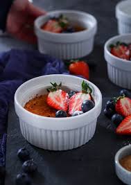 Oetker warten nur darauf, von ihnen entdeckt zu werden. Creme Brulee Mit Karamellkruste Und Beeren