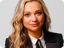 Elena Simon's Instagram, Twitter & Facebook