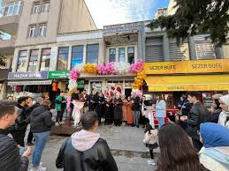 İlçe Başkanımız Sn. Salih AZBAY, Teşkilat Mensuplarımız ile Birlikte  İşletmeciliğini Emel & Erdoğan MEMİŞ'in Yaptığı NEWZA TESETTÜR GİYİMİN  Açılışına Katıldı. İlçemize Hayırlı Uğurlu Olsun. Hayırlı ve Bereketli  Kazançlar Dileriz.