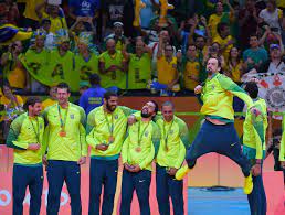 Uma das regras principais do esporte é que os atletas não podem bater na bola sem estar em contato com o solo. Nove Dos 12 Campeoes Olimpicos De Volei Em 2016 Tem Passagem Pelo Taubate Veja Lista Volei Ge