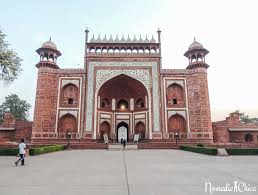 This gate faces towards beautiful taj nature walk & fatehabad town. How To Get The Best Pictures In The Taj Mahal Nomadicchica Travel And Luxury Blog