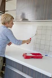Repeindre Le Carrelage D Une Credence De Cuisine Repeindre Carrelage Peinture Carrelage Cuisine Renovation Meuble Cuisine