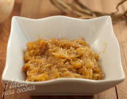 Corta la cebolla en rodajas o tiras muy finitas. Como Hacer Cebolla Caramelizada Ideasparacocinar