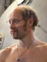 Hærland og aksel hennie, debattredaktør simen ekern og romanforfatter christian valeur. File Aksel Hennie 2012 Cropped Jpg Wikimedia Commons
