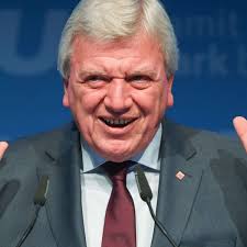Auch mit dem heute verliehenen preis halten wir die erinnerung wach, sagte ministerpräsident ministerpräsident volker bouffier und minister stefan grüttner überreichten den preisträgern die. Ministerprasident Bouffier An Krebs Erkrankt Arbeitet Aber Weiter Hessen