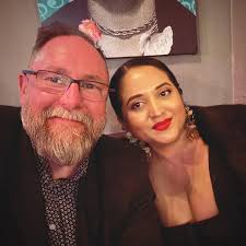 My fake internet husband looks so hot in this photo and my hair was a paid  actor (the water in Santorini was FREEZING 😂)