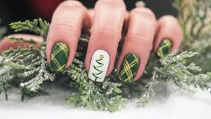 Todo va a depender de tu imaginación, esta temporada de verano viene cargada de neón, colores chillones y si eres algo clásica, opta por diseños de uñas para novias jóvenes, por lo general, incluyen tonos pasteles y alegres y así romperás un poco el clasicismo. Unas Navidad 2020 5 Ideas De Decoracion De Unas Que Son Tendencia Belleza