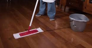 Faire Briller Ses Planchers De Bois Franc C Est Loin D Etre Complique Trucs Et Astuces Ma Fourchette Cleaning Hacks Swiffer Cleaning