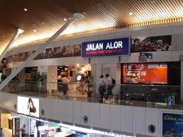 Ada juga makan ringan atau camilan manis yang dijual di jalan alor. Jalan Alor Kuala Lumpur Airport Picture Of Jalan Alor Malaysian Street Food Kitchen Klia Kuala Lumpur Tripadvisor