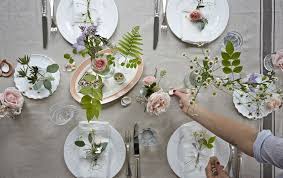 Eine Sommertafel Mit Frischen Blumen Sommer Tafel Geschirr Weiss Ikea