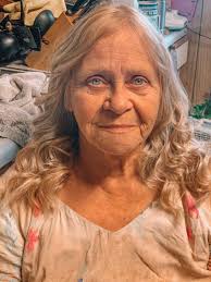 Can someone change the background