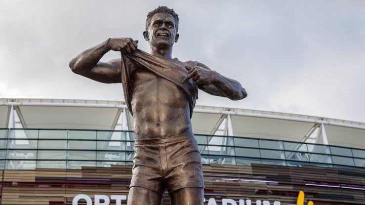 Nicky Winmar: Statue of footballer's stand against racism unveiled in Perth - BBC News