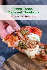 Pizza Tonno Thunfisch Pizza Mit Tomaten Oliven Und Mozzarella Rezept In 2020 Thunfisch Pizza Pizza Tonno Lebensmittel Essen