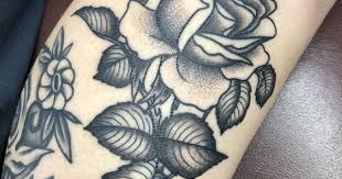 Fijne details in het zwaard. Healed Traditional Pepper Shaded Rose Stipple Blackwork Black Tattoo Tatuagem Feminina Braco Tatuagem Tatuagem Feminina