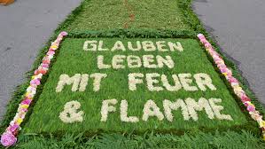 Corpus christi) fällt immer auf den zweiten donnerstag. Religion Fronleichnamsfest Blumenteppiche In Den Kirchen Im Raum Geislingen Sudwest Presse Online