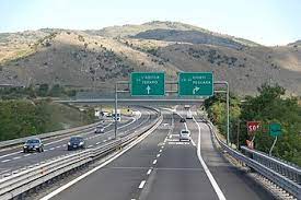 Asse meridiano principale della rete autostradale italiana , collega milano a napoli passando per bologna , firenze e roma per una lunghezza complessiva di 760 km. Autostrada A24 Wikipedia