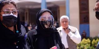 وجهت الممثلة المصرية إيمي سمير غانم الدعوات لوالدتها الممثلة المصرية دلال عبد العزيز بمنشور لها عبر خاصية الستوري في صفحتها الخاصة على موقع التواصل وكان فُجع الوسط الفني المصري بوفاة الممثل سمير غانم، بعد إصابته بفيروس كورونا عن عمر ناهز الـ 84 عاما. Ø§Ù„ÙˆØ¯Ø§Ø¹ Ø§Ù„Ø£Ø®ÙŠØ± Ø¯ÙÙ† Ø¬Ø«Ù…Ø§Ù† Ø§Ù„ÙÙ†Ø§Ù† Ø³Ù…ÙŠØ± ØºØ§Ù†Ù… ÙÙŠ Ù…Ù‚Ø§Ø¨Ø± Ø§Ù„ÙˆÙØ§Ø¡ ÙˆØ§Ù„Ø£Ù…Ù„ ÙÙŠØ¯ÙŠÙˆ ØµØ­Ø§ÙØ© Ø§Ù„Ø¬Ø¯ÙŠØ¯ Ø§Ø®Ø¨Ø§Ø± Ø¹Ø±Ø¨ÙŠØ©