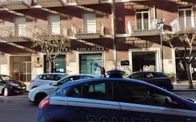 L'internet banking di bper banca. Rapina In Banca Ad Avellino Clienti In Ostaggio Per Un Ora Corrieredelmezzogiorno It