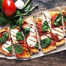 This Caprese Inspired Tomato Bocconcini Flatbread Is The Summer Version Of Pizza With Lovely Tomatoes Bocconcini Fresh Basil And Flatbread Recipes Cafe Food