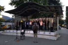 Ratko mladić, bivši komandant vojske republike srpske, osuđen je pravosnažno pred sudom u hagu na doživotnu kaznu zatvora zbog genocida u srebrenici i ratnih zločina u bosni. Jbcpywq3h1hinm