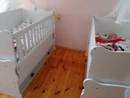 Parmaklıkların olduğu, yani sallanan sepet kısmı ve baş kısımdaki dolap çıkıyor ve yatağa. Sallanan Besik Mi Iyi Sallanmayan Besik Mi Sorcev