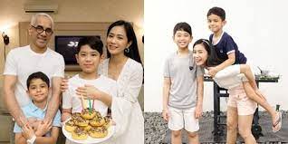 Menyesuaikan dengan usia, bunga zainal kini berpenampilan mewah dan classy bak kalangan jetset. Dipersunting Suami Tajir Melintir Ini 8 Potret Terbaru Bunga Zainal Yang Pilih Fokus Urus Anak Kapanlagi Com