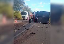 Motorista de 74 anos morre em acidente entre caminhonete e caminhão na BR-153