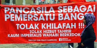 Karena alasan agama atau kebodohan, sebagian orang menolak vaksin. Eko Kuntadhi Jangan Ajak Tuhan Kampanye