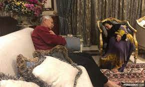 Kenderaan polis memasuki perkarangan mantan perdana menteri, datuk seri najib tun razak untuk mengambil barangan yang akan membantu siasatan berkaitan isu 1mdb di jalan langgak duta, kuala lumpur. Malaysiakini Serbuan Ke Rumah Najib Malam Ramadan 2018 Keterlaluan