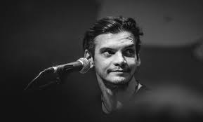 Bogdan Marian (Bobo) Burlăcianu s-a născut pe 1 septembrie 1979, în  Dorohoi. În copilărie spune că era foarte timid, iar ca adolescent și mai  timid. În clasa a XI-a începe să cânte