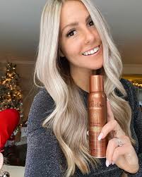 Enhance your complexion in just few minutes with your favorite self-tanner!    Our On The Go Dark spray perfectly matches the curves of your face for a  super natural result    