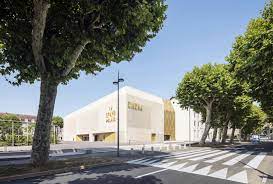 Ludovic graillat, devant le cinéma le grand palais à cahors dans le lot, qui rouvrira le 22 juin 2020. Dialogue With The Past The Cinema Grand Palais In Cahors By Antonio Virga The Strength Of Architecture From 1998
